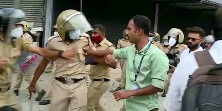 പ്രതിഷേധത്തിൽ പങ്കെടുത്തു; ടി.സിദ്ദീഖ് എംഎല്എയുടെ ഗണ്മാന് സസ്പെൻഷൻ