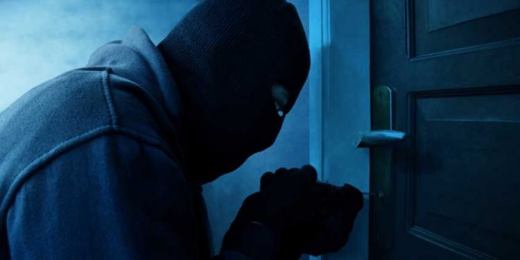 പുലർച്ചെ സമയം നോക്കിയപ്പോൾ ക്ലോക്ക് കാണാനില്ല; പരിശോധിച്ചപ്പോൾ വൻ മോഷണം