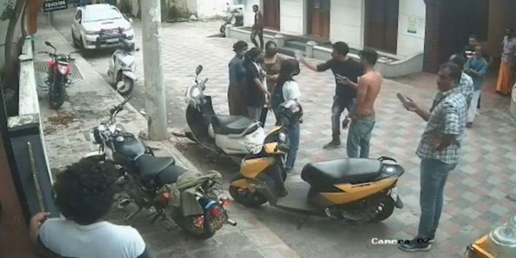 വിനോദസഞ്ചാരികളെ ശല്യം ചെയ്തു ; ചോദ്യം ചെയ്തവര്ക്കു നേരെ ആക്രമണം