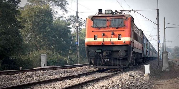 യാത്രക്കാരിയോട് മോശം പെരുമാറ്റം ; യുവാവ് ട്രെയിനിൽ നിന്നു ചാടി, ഗുരുതര പരുക്ക്