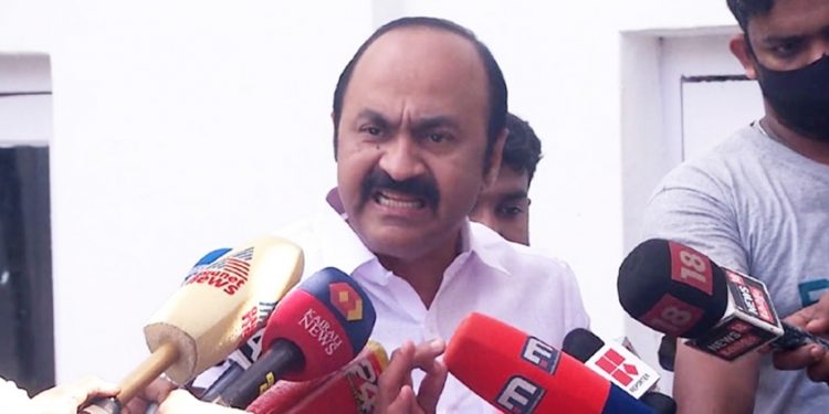 ‘മുഖ്യമന്ത്രിയുടെ കണ്ണിലും മനസിലും ഇരുട്ട് ; കാണുന്ന എല്ലാത്തിനെയും ഭയം’