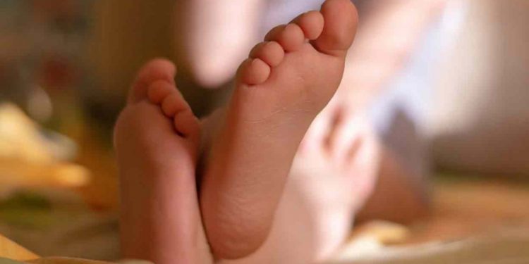 ഫോൺ എടുക്കുന്നതിനിടെ മുംബൈയിൽ പെൺകുഞ്ഞ് ബാൽക്കണിയിൽനിന്ന് വീണ് മരിച്ചു