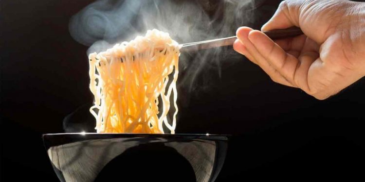 എലിവിഷം പുരട്ടിയ തക്കാളി അബദ്ധത്തിൽ നൂഡിൽസിൽ ചേർത്ത് കഴിച്ചു; യുവതി മരിച്ചു