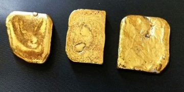 കരിപ്പൂരിൽ രണ്ടര കിലോ സ്വർണം പിടികൂടി , മൂല്യം ഒരു കോടിയോളം; പ്രതികളെ അറസ്റ്റ് ചെയ്ത് ജാമ്യത്തിൽ വിട്ടു