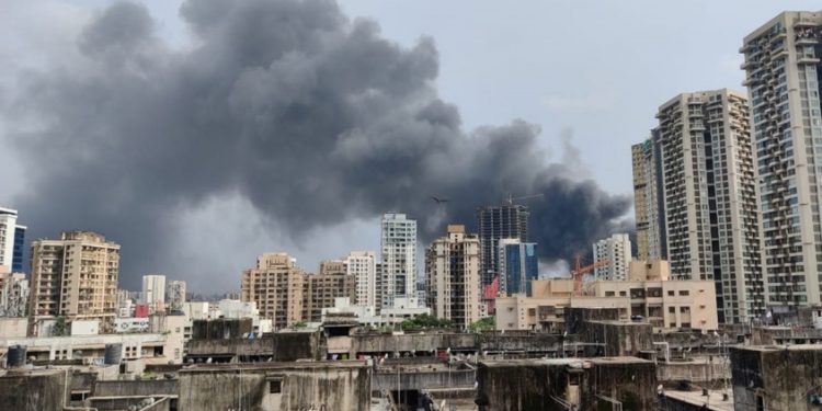 മുംബൈ അന്ധേരിയിൽ കടയ്ക്ക് തീപിടിച്ചു; പുകയുയരുന്നതിന്റെ ദൃശ്യങ്ങൾ പുറത്ത്