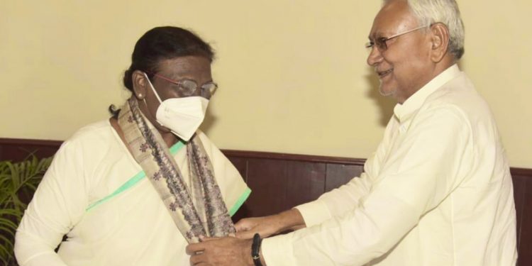 വോട്ട് അഭ്യർഥിച്ച് ദ്രൗപതി മുർമു ബിഹാറിൽ; സ്വാഗതം ചെയ്ത് നിതീഷ് കുമാർ