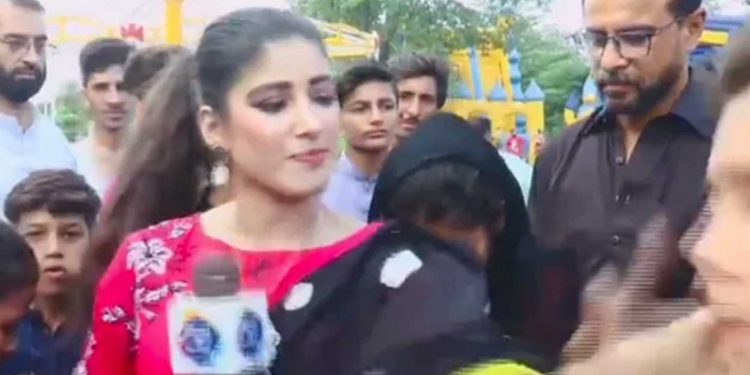 ലൈവ് റിപ്പോർട്ടിങ്ങിനിടെ മുന്നിൽ നിന്ന പയ്യനെ തല്ലി മാധ്യമപ്രവർത്തക; വിഡിയോ വൈറൽ