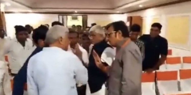 മുർമുവിന്റെ സ്വീകരണച്ചടങ്ങിൽ കൊമ്പുകോർത്ത് ബിജെപി നേതാക്കൾ; ഇടപെട്ട് കേന്ദ്രമന്ത്രി