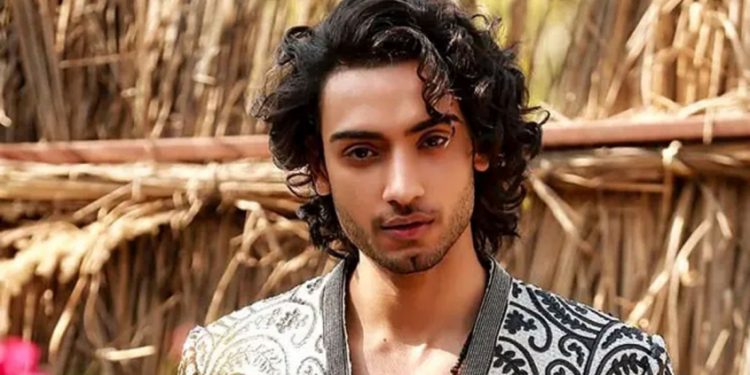 തലയണവച്ച് ഗർഭിണിയായി യുവതി; ഒരു കോടി വിലമതിക്കുന്ന ലഹരിമരുന്നുമായി മോഡൽ പിടിയിൽ