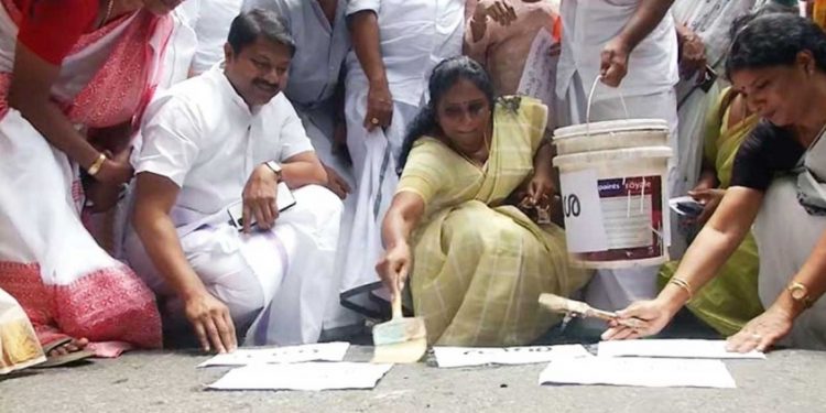 റോഡിലെ കുഴികള് പശ കൊണ്ട് ഒട്ടിച്ചു!; യുഡിഎഫ് കൗണ്സിലര്മാരുടെ പ്രതീകാത്മക സമരം