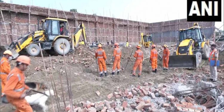 ഡൽഹിയിൽ ഗോഡൗണിന്റെ മതിലിടിഞ്ഞ് 5 മരണം; 9 പേരെ രക്ഷിച്ചു