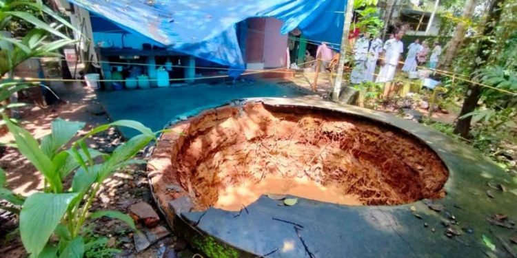 കോഴിക്കോട് വീട്ടുകാർ നോക്കിനിൽക്കെ കിണർ ഇടിഞ്ഞു താഴ്ന്നു
