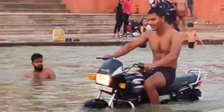 സരയൂ നദിയിൽ ഷർട്ടില്ലാതെ ബൈക്ക് ഓടിച്ചു; യുവാവ് അറസ്റ്റിൽ
