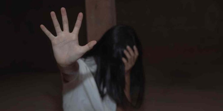 സിസിടിവിയിൽ മോഷ്ടാവിന് താക്കോൽ നൽകുന്ന മകൾ; തെളിഞ്ഞത് ഞെട്ടിക്കും ലൈംഗിക ചൂഷണം