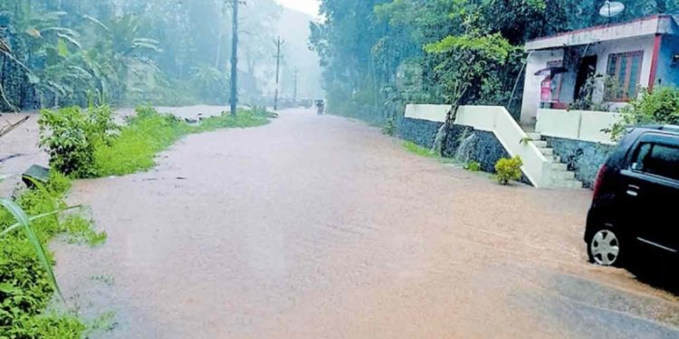 കോട്ടയത്ത് പടിഞ്ഞാറൻ മേഖലയിൽ വെള്ളക്കെട്ട് രൂക്ഷം; വൈക്കത്ത് നിരവധി വീടുകളിൽ വെള്ളം കയറി