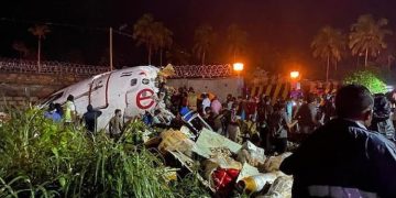 പട്ടിണിയാൽ അമ്മ മരിച്ചതറിയാതെ കവിളോട് ചേർന്നുറങ്ങി കുഞ്ഞ്; കരളലിയിക്കുന്ന ചിത്രം