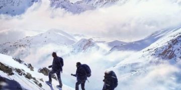 അനുപം ഖേറിനും ബൊമാന്‍ ഇറാനിക്കുമൊപ്പം മല കയറുന്ന അമിതാഭ് ബച്ചന്‍, ഫസ്റ്റ് ലുക്ക്