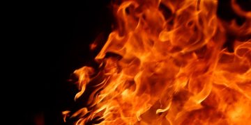 കോഴിക്കോട് പെയിന്റ് നിർമാണ വസ്തുക്കളുടെ ഗോഡൗണിൽ അഗ്നിബാധ; ഒരാൾക്ക് പൊള്ളൽ