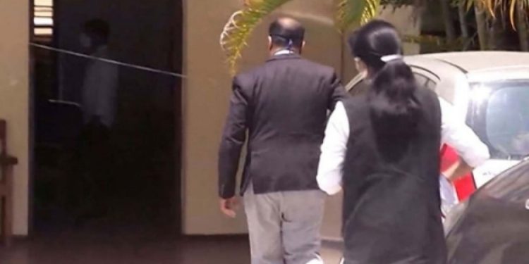 നടിയെ ആക്രമിച്ച കേസ്: ഉദ്യോഗസ്ഥന് പ്രത്യേക താൽപര്യങ്ങളെന്ന് വിചാരണ കോടതി