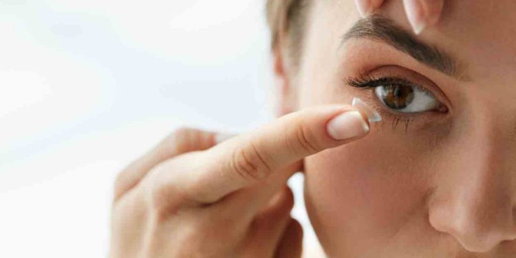 കണ്ണിനു ഭംഗി കൂട്ടാൻ ലെൻസോ? എന്നാൽ ഇതുകൂടി വായിച്ചിട്ട് ലെൻസ് വച്ചോ