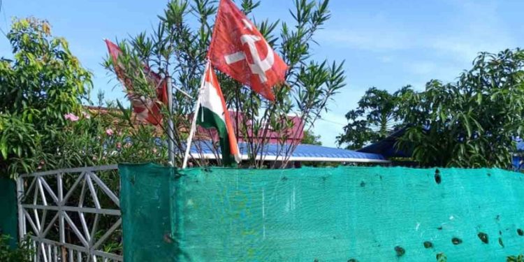 പാലക്കാട്ട് സിപിഎം നേതാവിന്റെ വീട്ടിൽ ദേശീയപതാകയ്ക്ക് മുകളിൽ സിപിഎം പതാക-വിവാദം