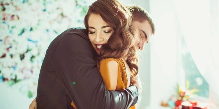 യുവതിയുടെ വാരിയെല്ലുകൾ പൊട്ടിച്ച് സഹപ്രവർത്തകന്റെ കെട്ടിപ്പിടിത്തം; നഷ്ടപരിഹാരം നൽകാൻ വിധി