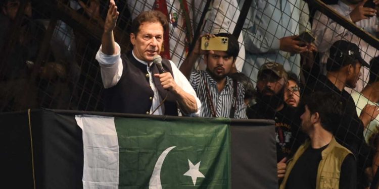 വനിതാ ജഡ്ജിയെ ഭീഷണിപ്പെടുത്തിയ സംഭവം: ഇമ്രാൻ ഖാനെ അഞ്ചംഗ ബെഞ്ച് വിചാരണ ചെയ്യും