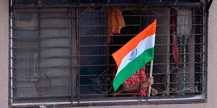 പതാക ഉയർത്താത്ത വീടിന്റെ ചിത്രമെടുക്കാൻ നിർദേശം; വിവാദം