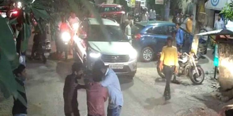 മൂത്രമൊഴിച്ചതിനെ ചൊല്ലി തർക്കം; ഡൽഹിയിൽ പൊതുസ്ഥലത്ത് യുവാവിനെ കുത്തിക്കൊന്നു