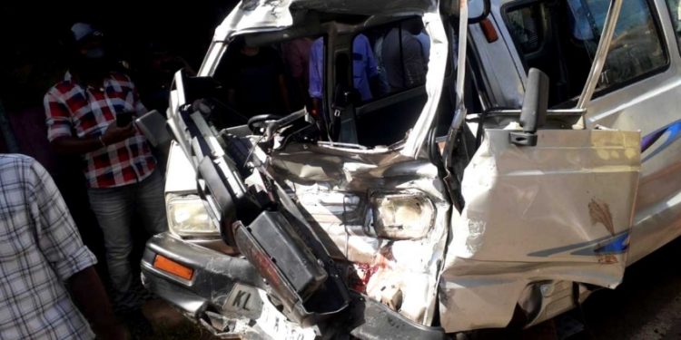 മാവേലിക്കരയിൽ ബസും വാനും കൂട്ടിയിടിച്ച് ഒരാൾ മരിച്ചു; ഒരാൾക്കു പരുക്ക്