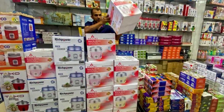 പാൽ, മിനറൽ വാട്ടർ, തേങ്ങ, എസി, പെർഫ്യൂം, വാച്ച്, കുക്കർ…; ഇറക്കുമതി നിരോധിച്ച് ശ്രീലങ്ക