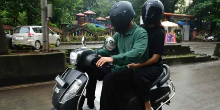 മുംബൈ തെരുവിലൂടെ സ്കൂട്ടറില് ചുറ്റി വിരാട് കോലിയും അനുഷ്കയും