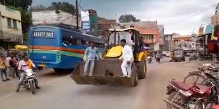 ആംബുലൻസില്ല; പരുക്കേറ്റയാളെ ബുൾഡോസറിൽ ആശുപത്രിയിലെത്തിച്ചു