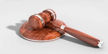 ബിരുദം പോലുമില്ല, വ്യാജ വക്കീൽ ജോലി ചെയ്തത് 14 വർഷം, ഒടുവിൽ കസ്റ്റഡിയിൽ