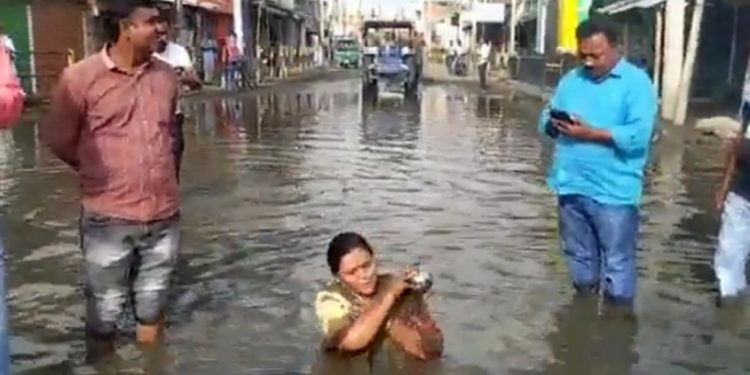 അറ്റകുറ്റപ്പണി പൂർത്തിയാക്കണം; ദേശീയപാതയിലെ ചെളി വെള്ളത്തിൽ കുളിച്ച് വനിതാ എംഎൽഎ