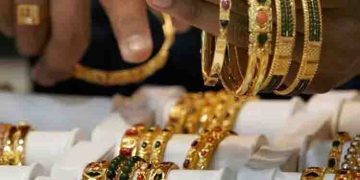 അടുത്ത വീട്ടിലെ സ്വര്‍ണം മോഷ്ടിച്ച് പണയം വച്ചു, കേസായതോടെ തിരികെ നൽകി തടിയൂരി യുവതി