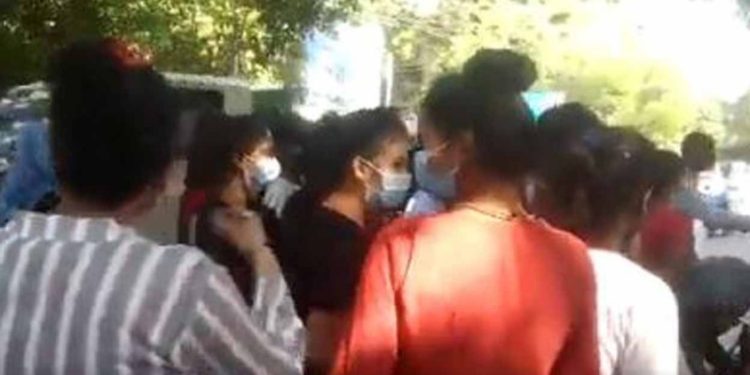 വിദ്യാർഥിനികളുടെ നഗ്നദൃശ്യം ചിത്രീകരിച്ച് ഹോസ്റ്റൽ ജീവനക്കാരൻ: നടപടിയില്ല, പ്രതിഷേധം