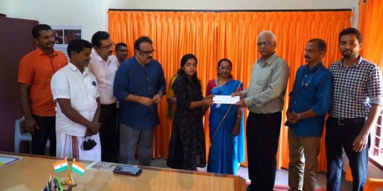 അച്ഛനു തണലാകാൻ വാൻ ക്ലീനറായി; ആ സാന്ദ്രയ്ക്ക് തണലായി കാലടി ആദിശങ്കര ട്രസ്റ്റ്