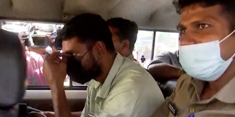 മധു വധക്കേസില് കൂറുമാറിയ വനം വാച്ചർ സുനില്കുമാറിനെ പിരിച്ചുവിട്ടു