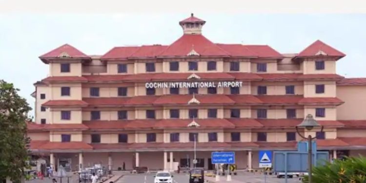 നെടുമ്പാശ്ശേരിയിൽ പാന്റ്സിന്റെ സിബ്ബിലൊളിപ്പിച്ച് സ്വർണക്കടത്ത്; പാലക്കാട് സ്വദേശി പിടിയിൽ