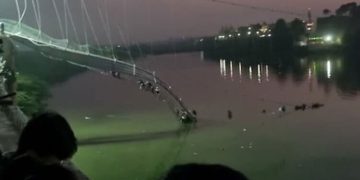 ഗുജറാത്തിൽ തൂക്കുപാലം തകർന്ന് വൻ ദുരന്തം; 40 മരണം, നൂറിലേറെ പേരെ കാണാനില്ല