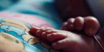 ആംബുലൻസിന്റെ ഇന്ധനം തീർന്നു, ആദിവാസി യുവതി രാത്രിയിൽ റോഡരികിൽ പ്രസവിച്ചു