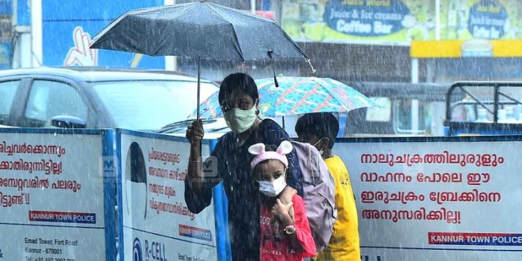 സംസ്ഥാനത്ത് കനത്ത മഴയ്ക്ക് സാധ്യത; 4 ജില്ലകളിൽ യെലോ അലർട്ട്