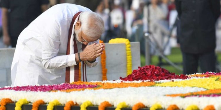 ഗാന്ധിജിയെ അനുസ്മരിച്ച് രാജ്യം: രാജ്ഘട്ടിൽ മോദിയുടെ പുഷ്പാർച്ചന; പ്രാർഥനയിൽ രാഹുൽ