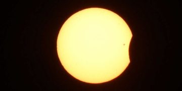 സൂര്യനെ ഭാഗികമായി മറച്ച് ഗ്രഹണം; ക്ഷേത്രങ്ങൾ അടച്ചിട്ടു – ചിത്രങ്ങൾ