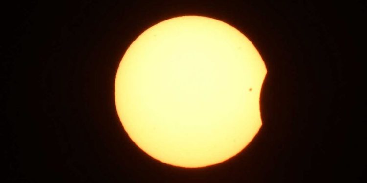 സൂര്യനെ ഭാഗികമായി മറച്ച് ഗ്രഹണം; ക്ഷേത്രങ്ങൾ അടച്ചിട്ടു – ചിത്രങ്ങൾ