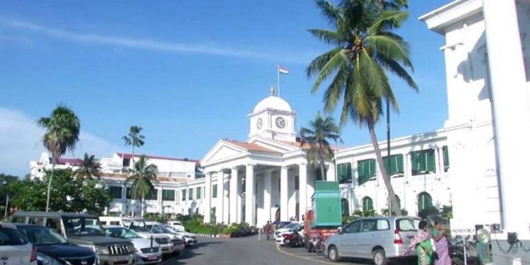 കേരളത്തിൽ പൊതുമേഖലാ സ്ഥാപനങ്ങളിൽ പെൻഷൻ പ്രായം 60 വയസ്സാക്കി സർക്കാർ