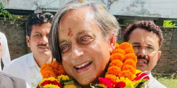 ഖർഗെയ്ക്ക് പൂമാല, വൻ സ്വീകരണം; ഞാൻ ചെല്ലുന്നിടത്ത് നേതാക്കൾ പോലുമില്ല: തരൂർ