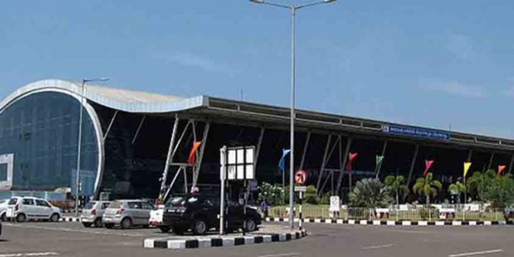 സ്വർണം കടത്തിയെന്ന് വിവരം; പിന്തുടർന്ന് വീട്ടിലെത്തിയ കസ്റ്റംസ് സംഘത്തിന് മർദനം