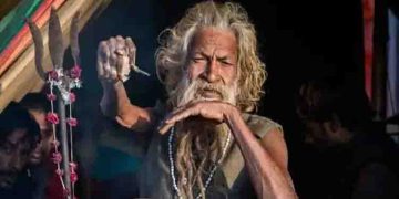 കഴിഞ്ഞ 45 വർഷങ്ങളായി കൈ താഴ്ത്തിയിട്ടില്ല, അപൂർവ ജീവിതവുമായി ഒരു മനുഷ്യൻ